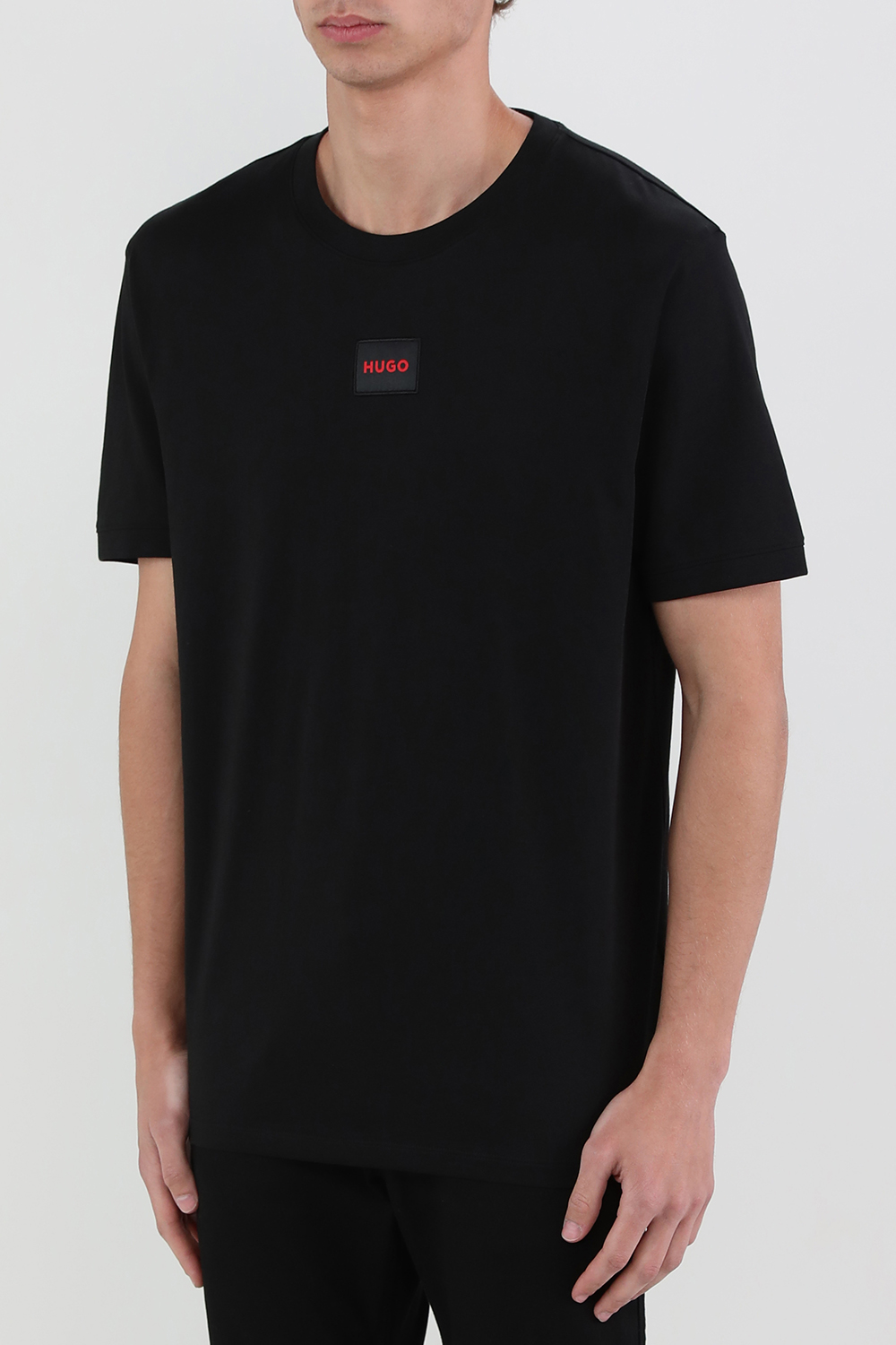 תמונת דוגמן קידמית של חולצת טי עם פאץ'