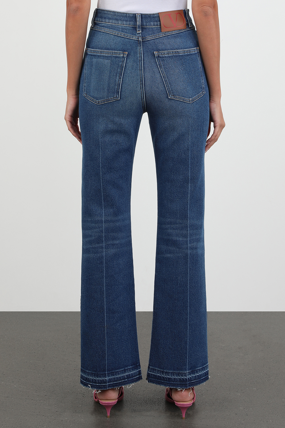 תמונת דוגמן אחורית של מכנסי גי'נס בגזרה ישרה בשטיפה בינונית