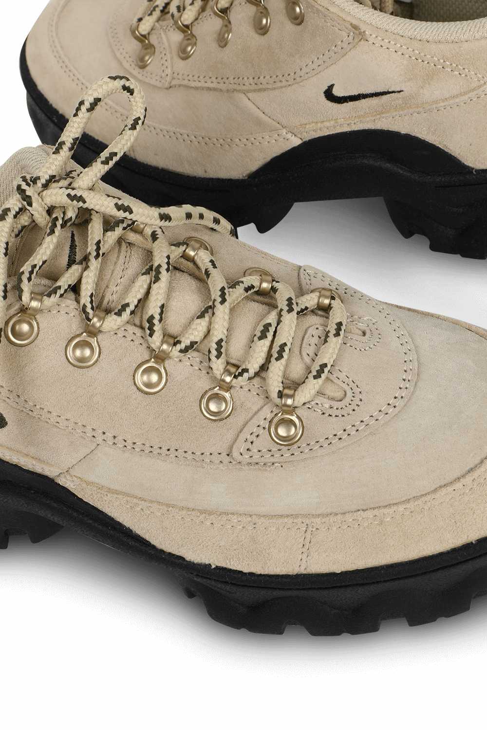 תמונת תקריב של נעלי ספורט גבוהות בגווני בז' ושחור עם לוגו