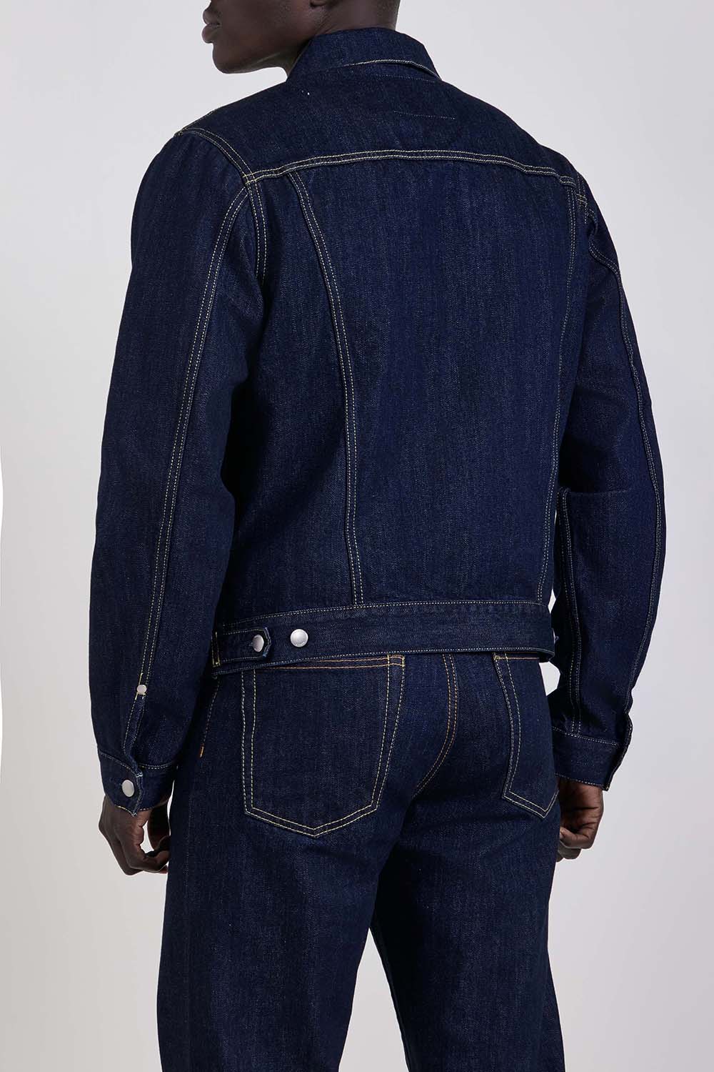 תמונת דוגמן אחורית של ז'קט ג'ינס