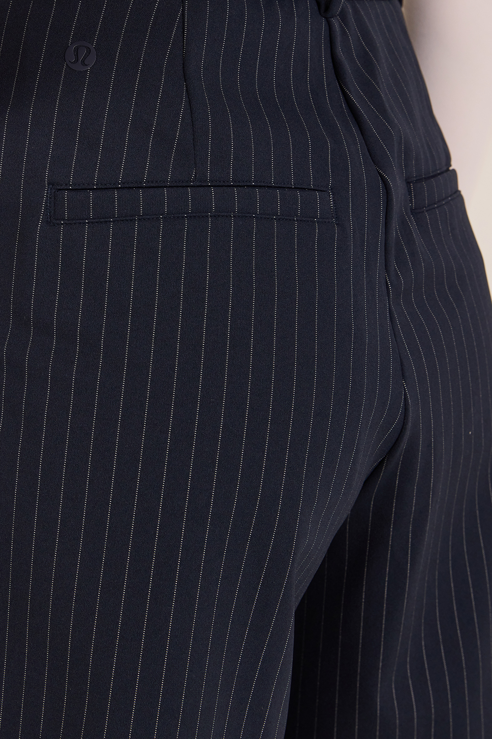 תמונת תקריב דוגמן של Daydrift Pleated High-Rise Short 7''