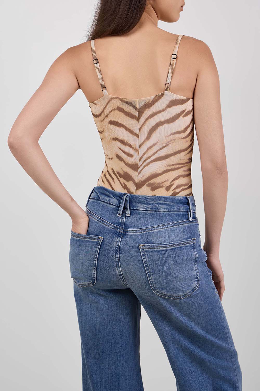 תמונת דוגמן אחורית של בגד גוף טיגריס