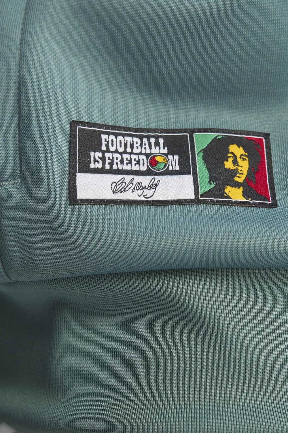 תמונת תקריב דוגמן של ז'קט בוב מארלי X אדידס