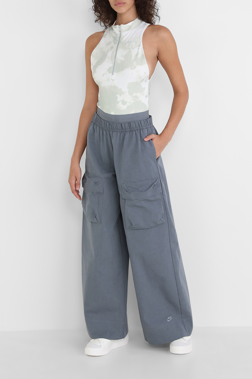 תמונת דוגמן קידמית של נעלי סניקרס