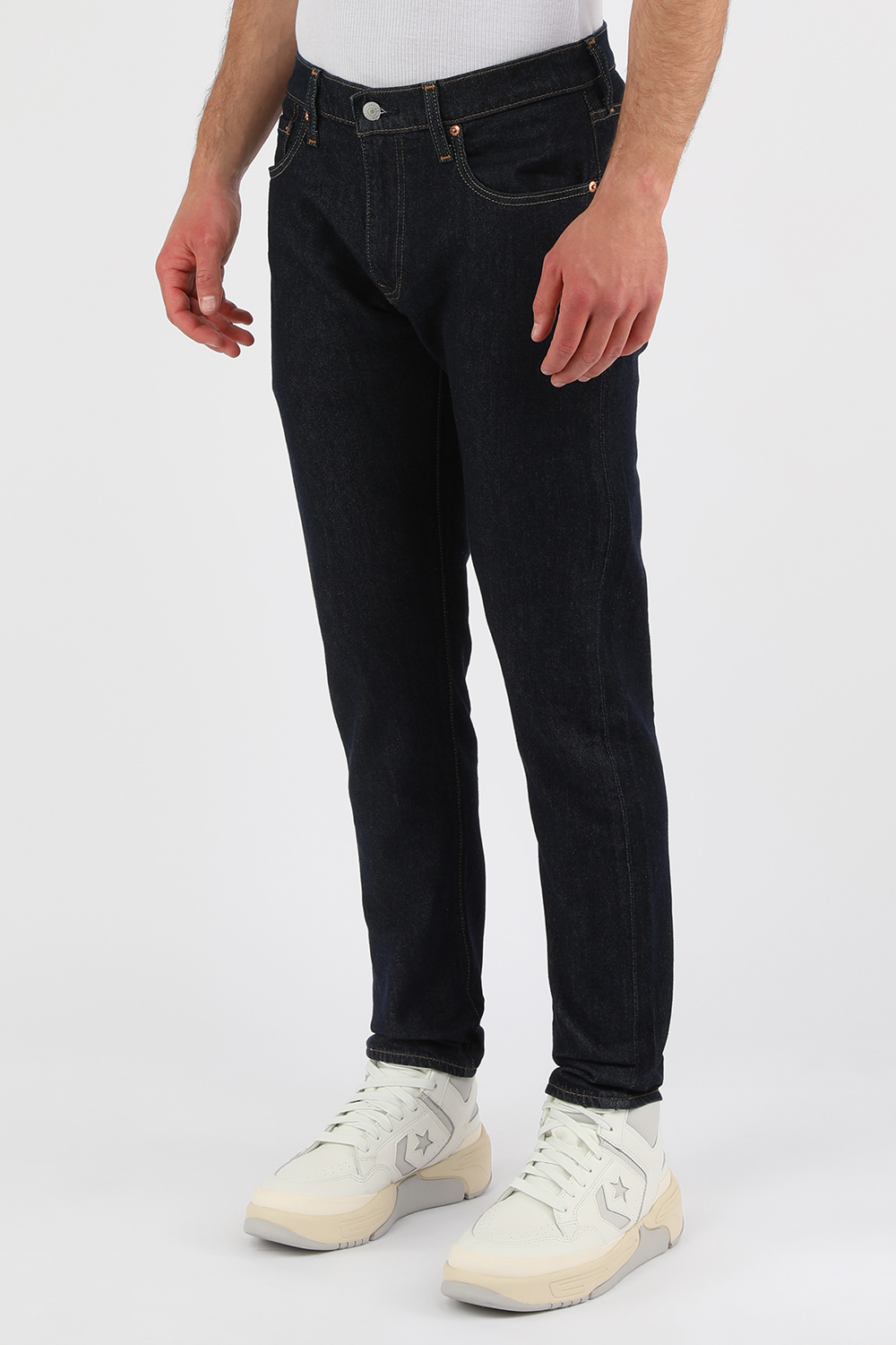 תמונת דוגמן קידמית של מכנסי ג'ינס 512 כהים