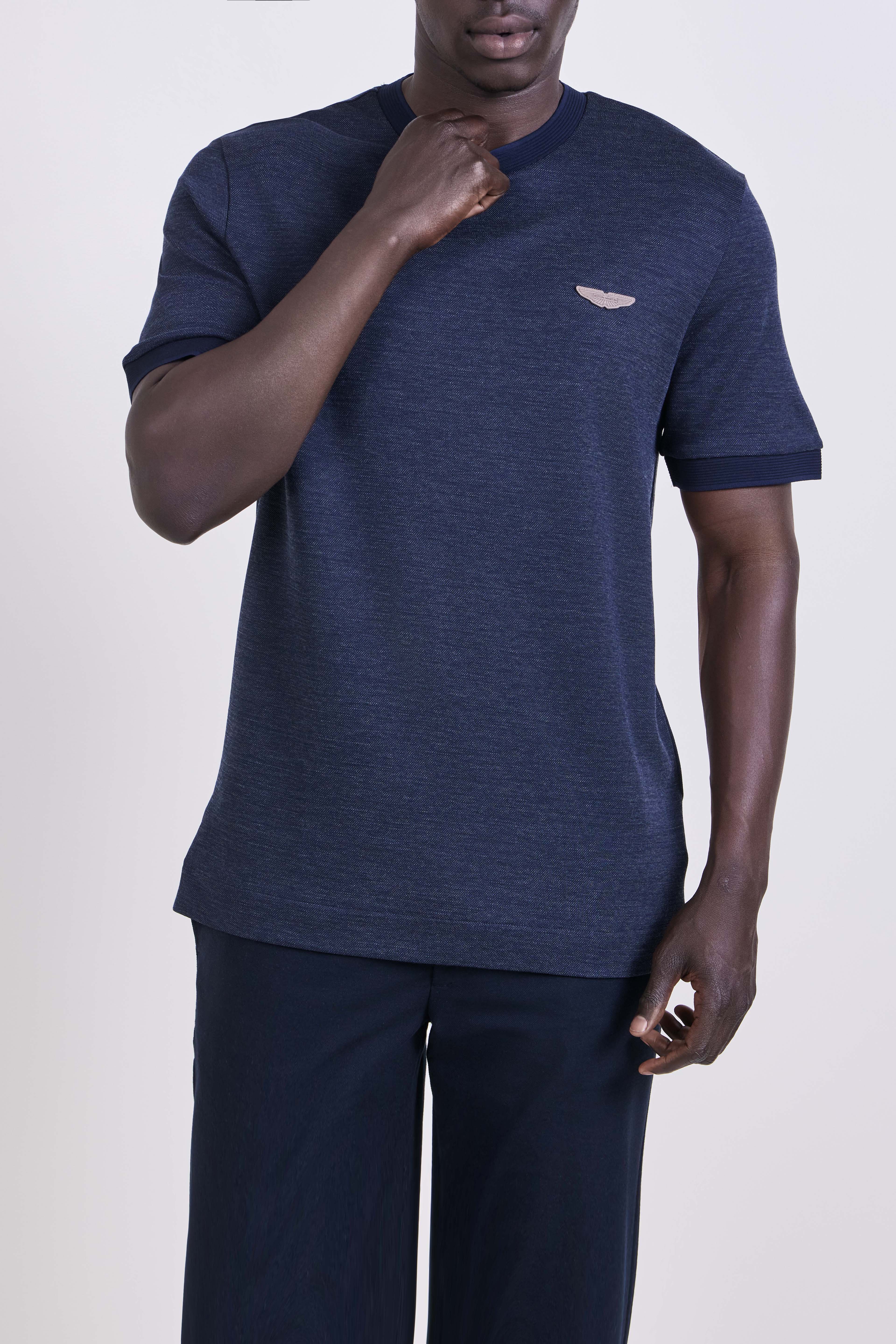 תמונת דוגמן קידמית של חולצת טי בוס X אסטון מרטין