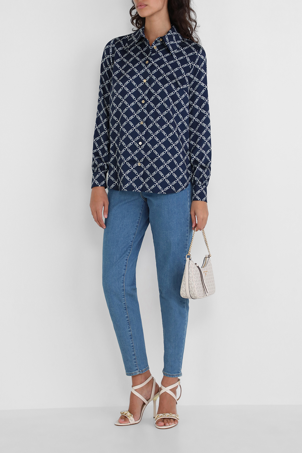 תמונת דוגמן קידמית של תיק כתף מונוגרמי בגוון לבן עם רצועת שרשרת