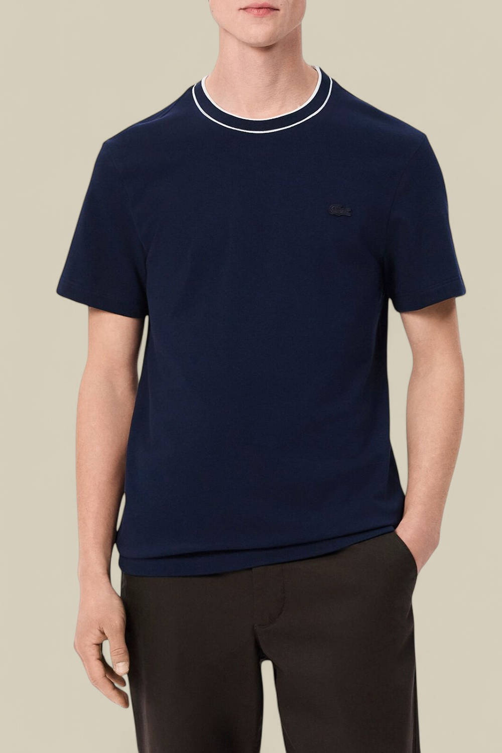 תמונת דוגמן קידמית של חולצת פולו