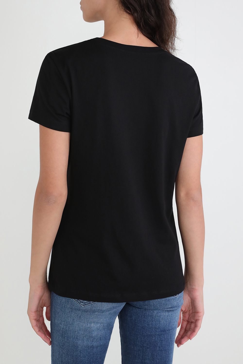 תמונת דוגמן אחורית של חולצת טי עם צווארון עגול