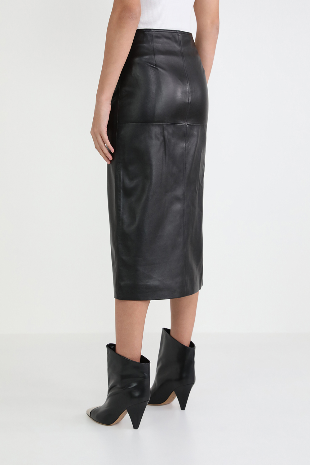 תמונת דוגמן אחורית של חצאית עיפרון מעור