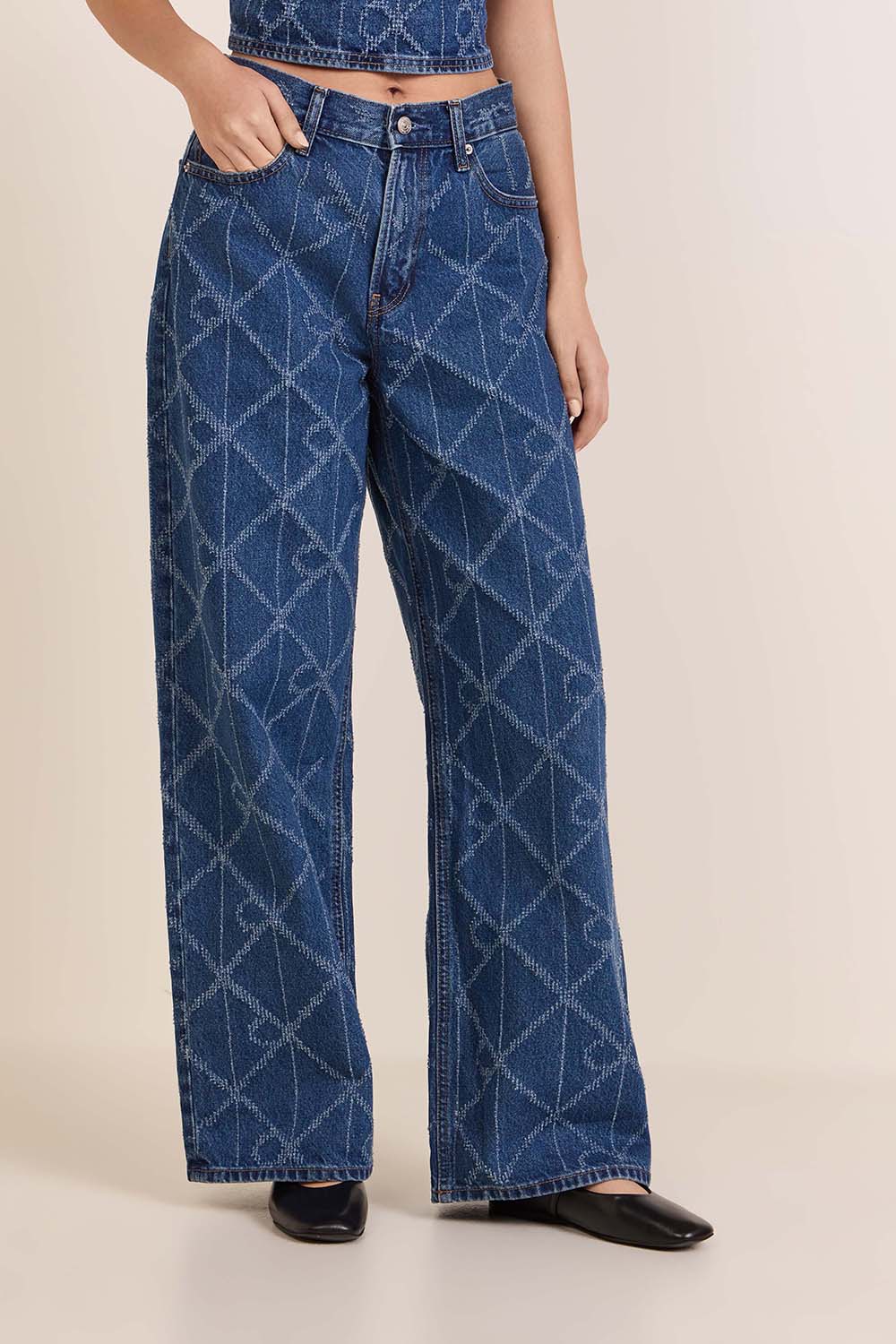 תמונת דוגמן קידמית של מכנסי ג'ינס בגזרה משוחררת