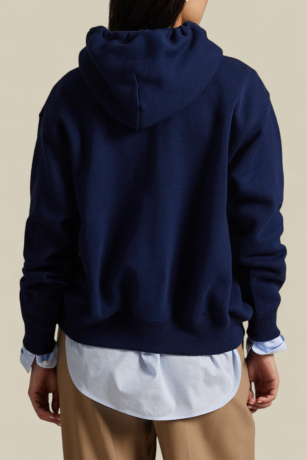 תמונת דוגמן אחורית של סווטשירט קפוצ'ון דובי פולו