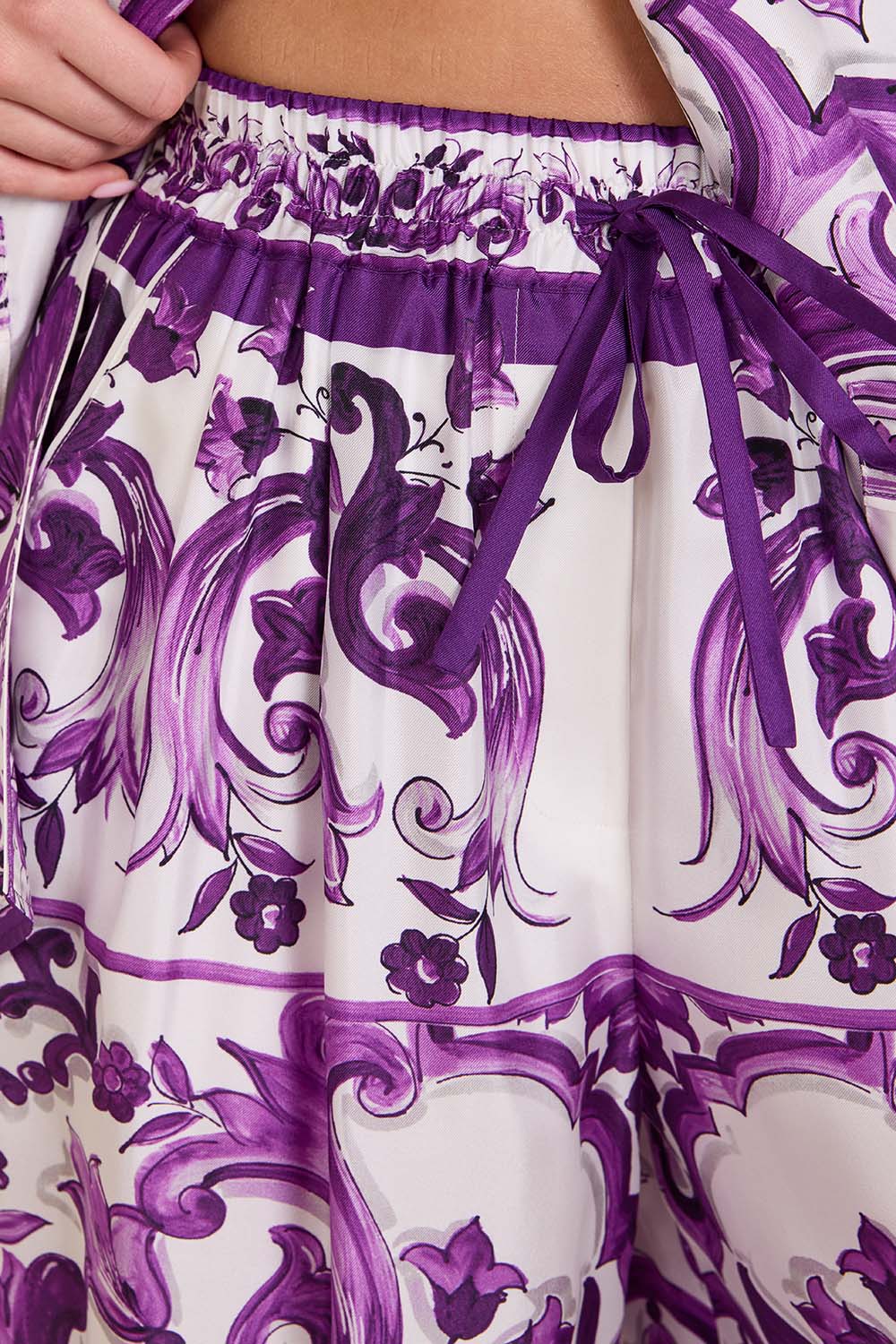 תמונת תקריב דוגמן של מכנסי משי מג'וליקה