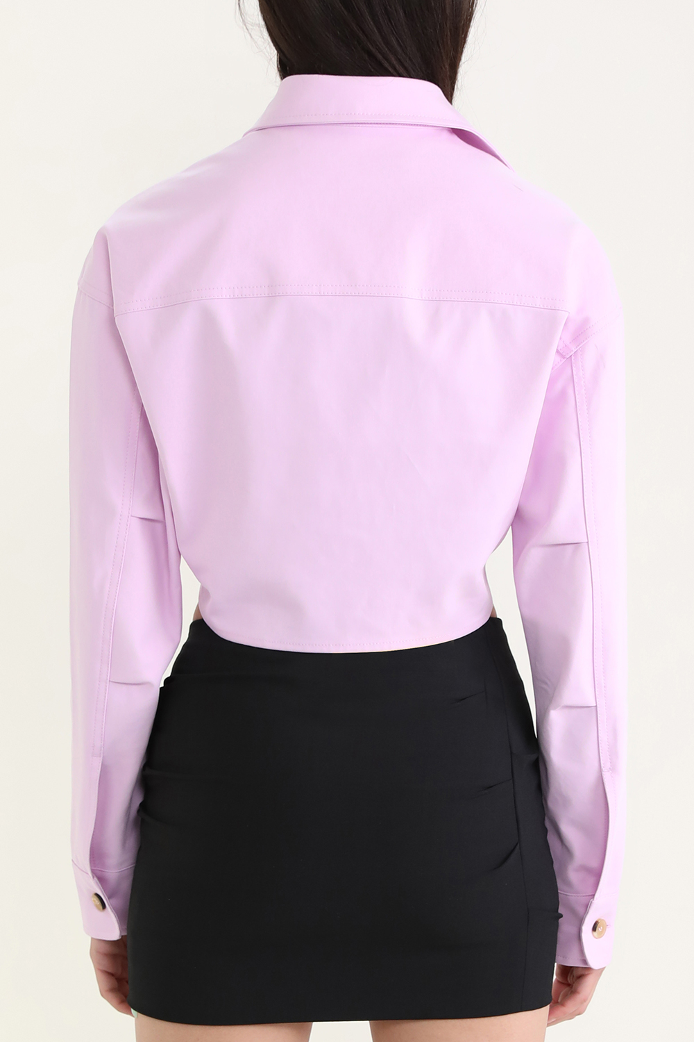 תמונת דוגמן אחורית של חולצת קרופ מכותנה עם טוויסט