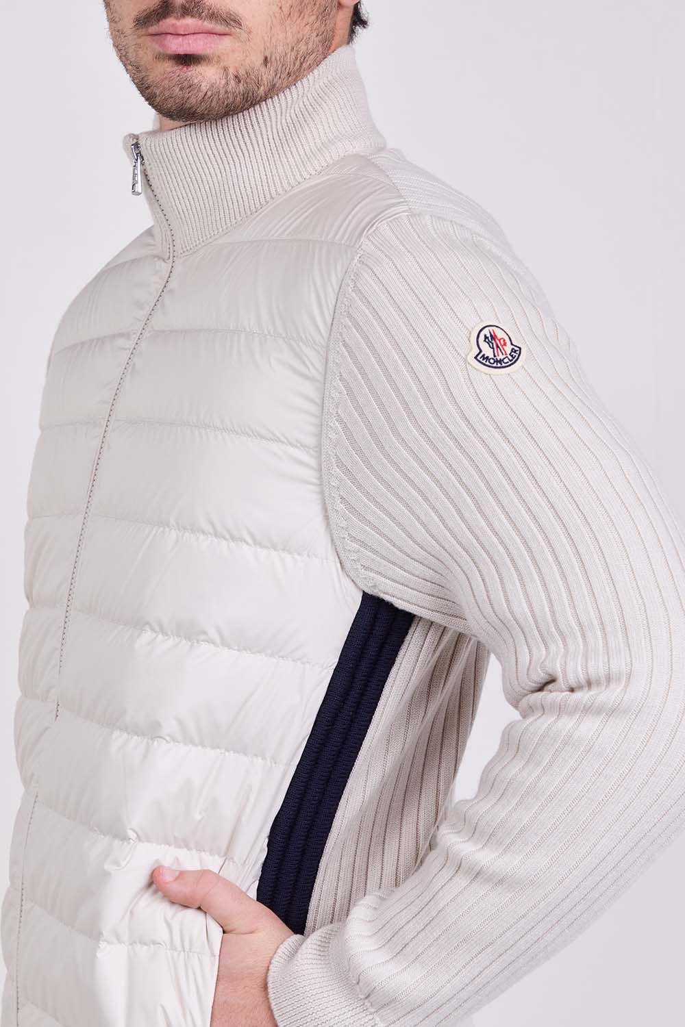 תמונת תקריב דוגמן של קרדיגן בריפוד קל