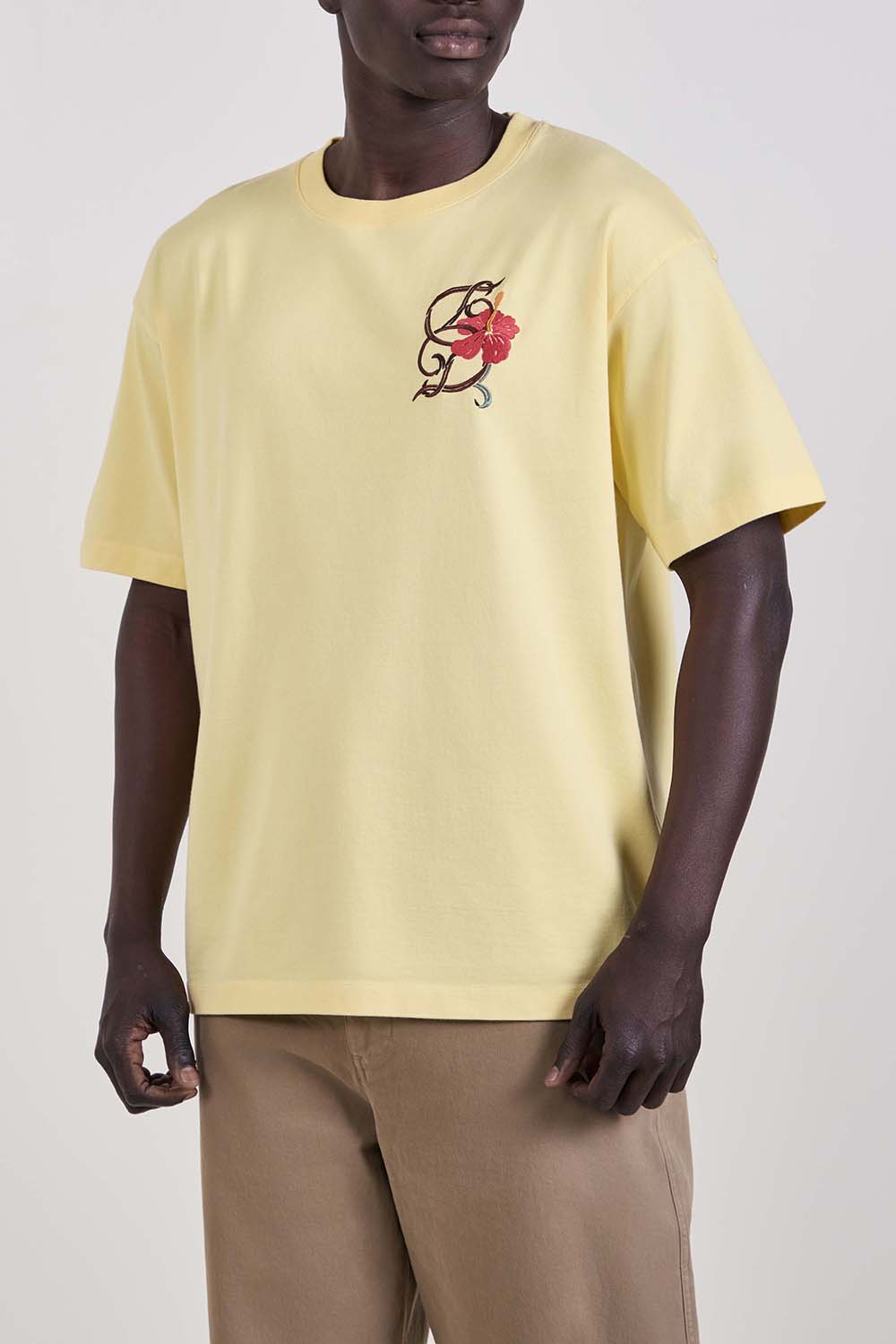 תמונת דוגמן קידמית של חולצת טי בגזרה ישרה