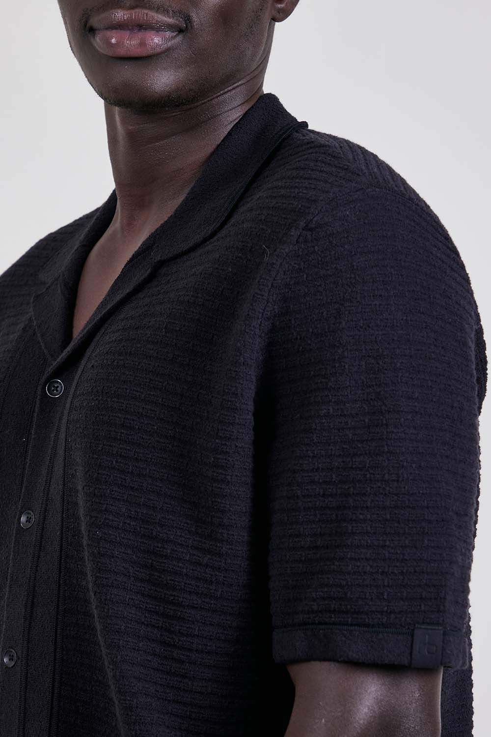 תמונת תקריב דוגמן של חולצה מכופתרת קצרה