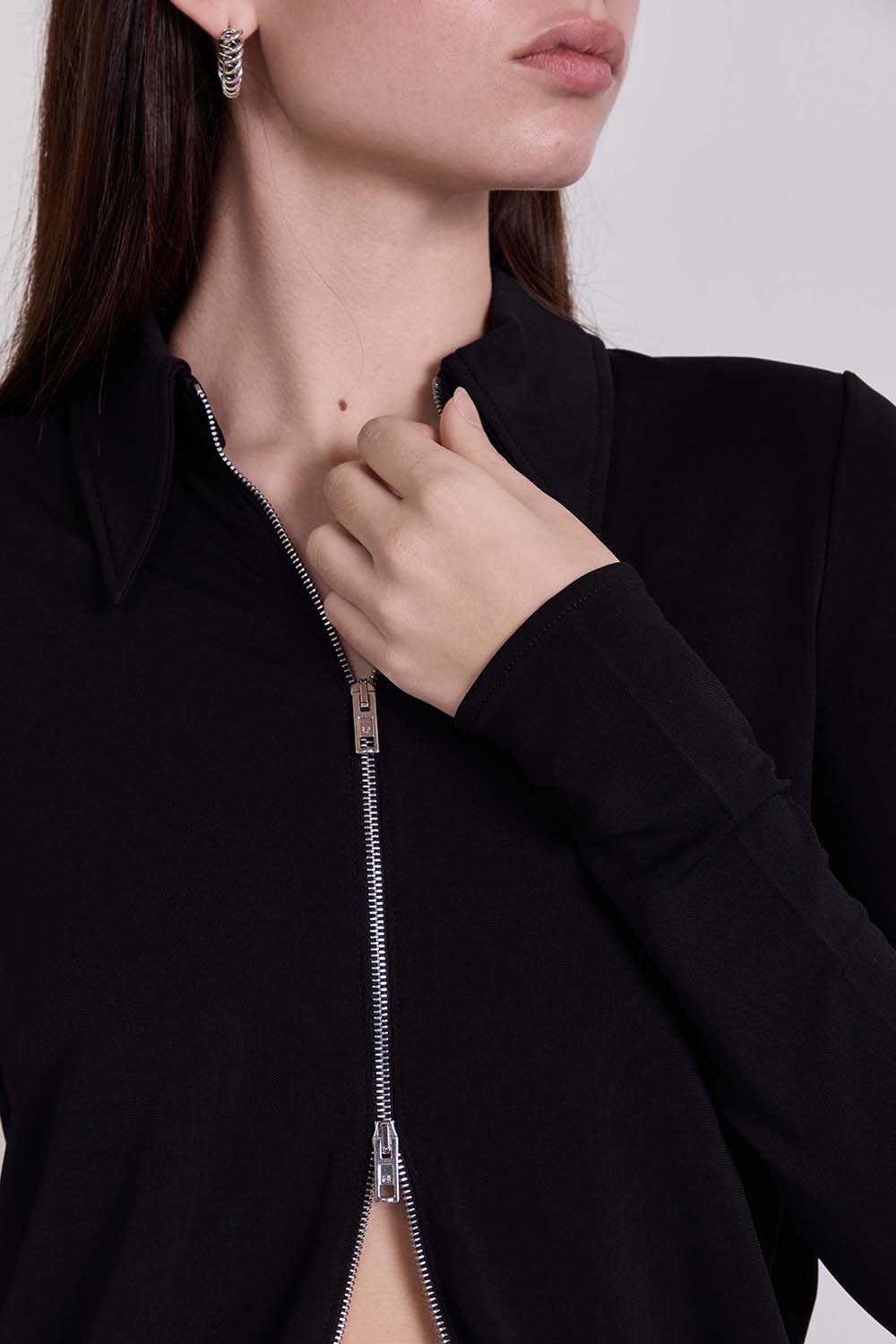 תמונת תקריב דוגמן של חולצת רוכסן