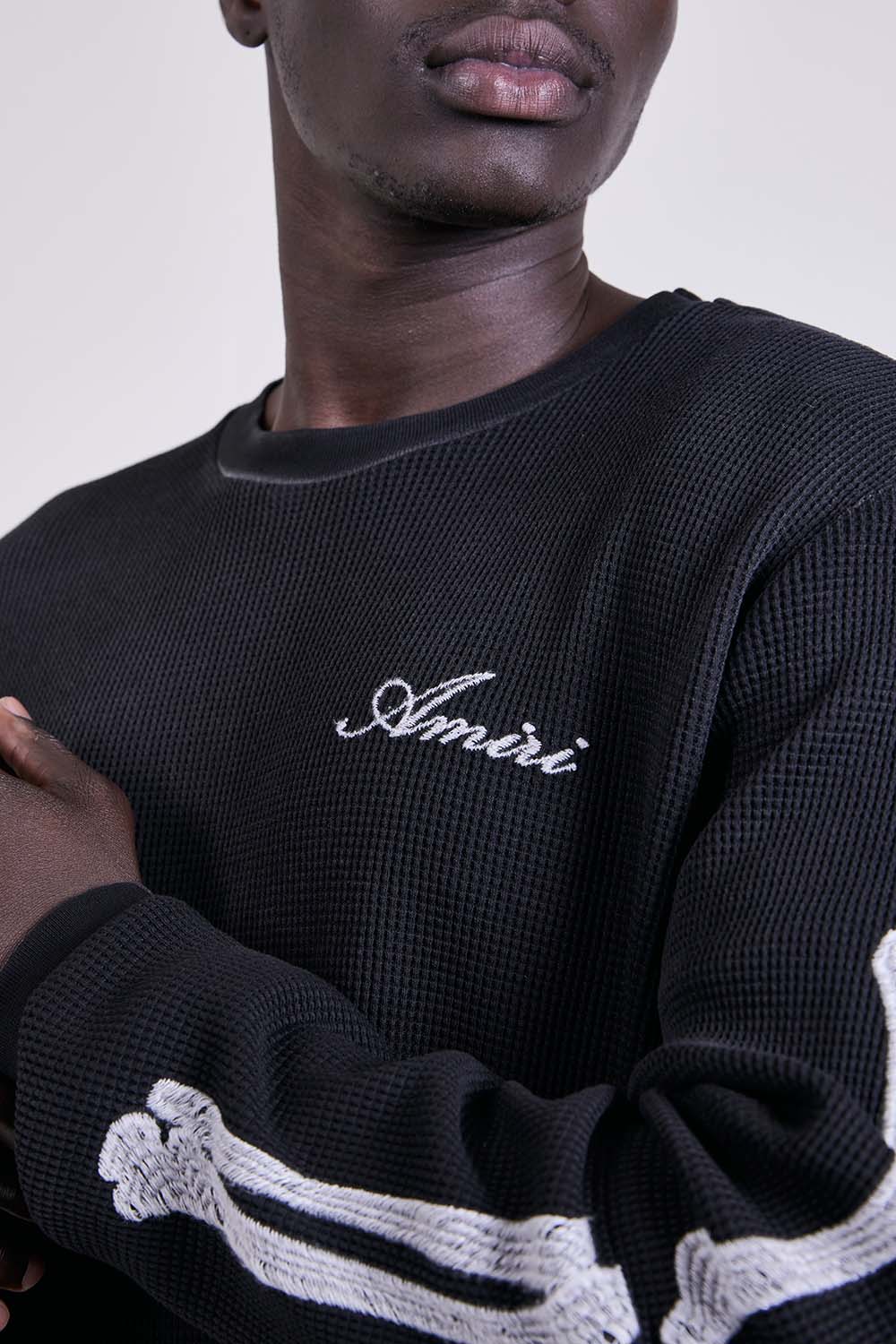 תמונת תקריב דוגמן של חולצת טי שרוול ארוך