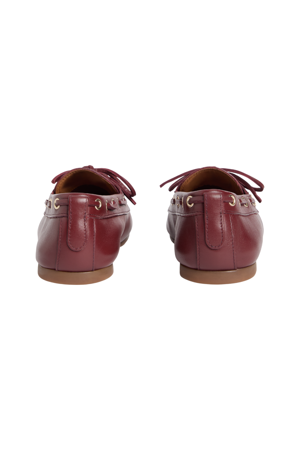 תמונת תקריב של נעלי מוקסינים