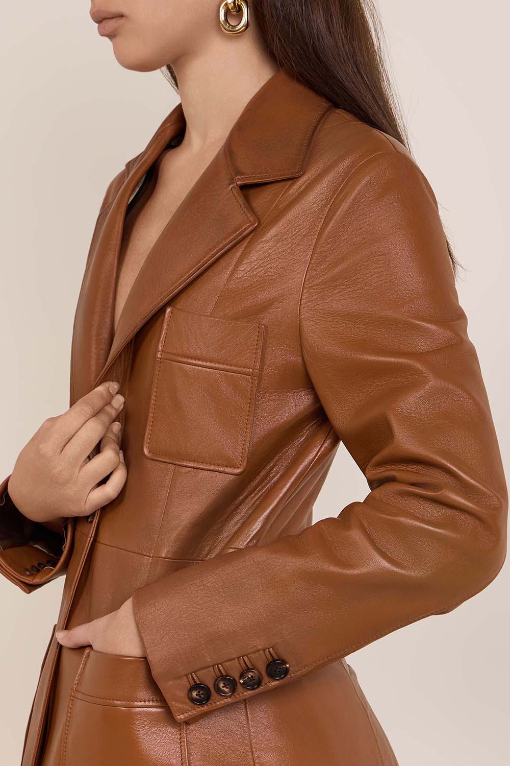 תמונת תקריב דוגמן של ז'קט עור מחויט