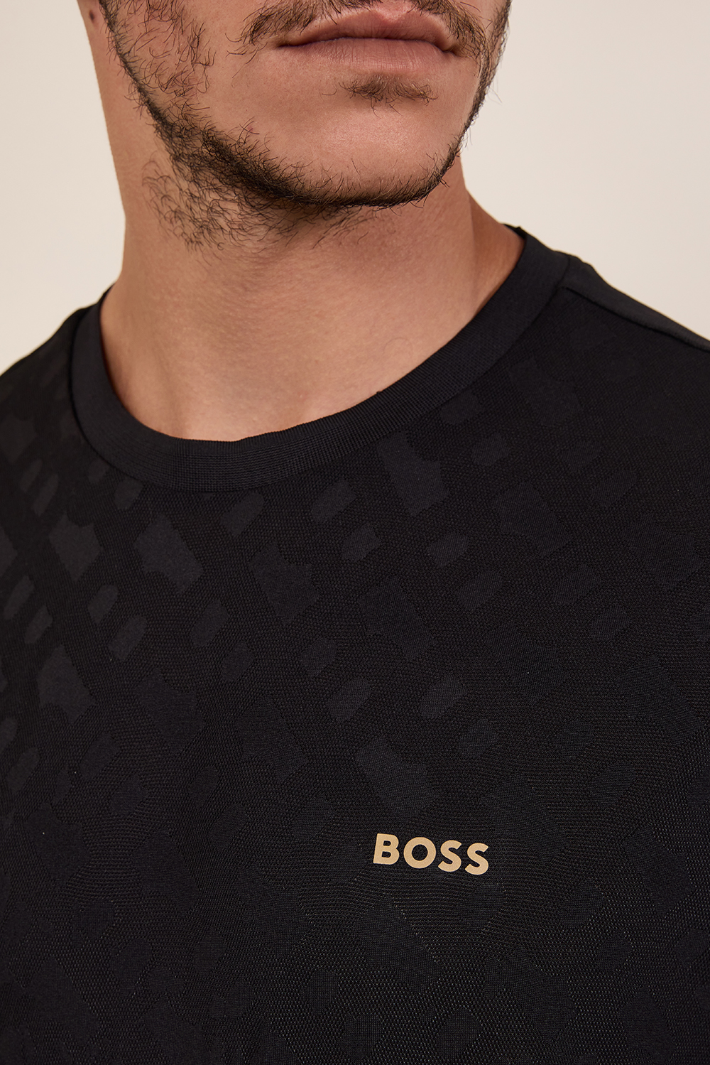 תמונת תקריב דוגמן של חולצת טי לוגו