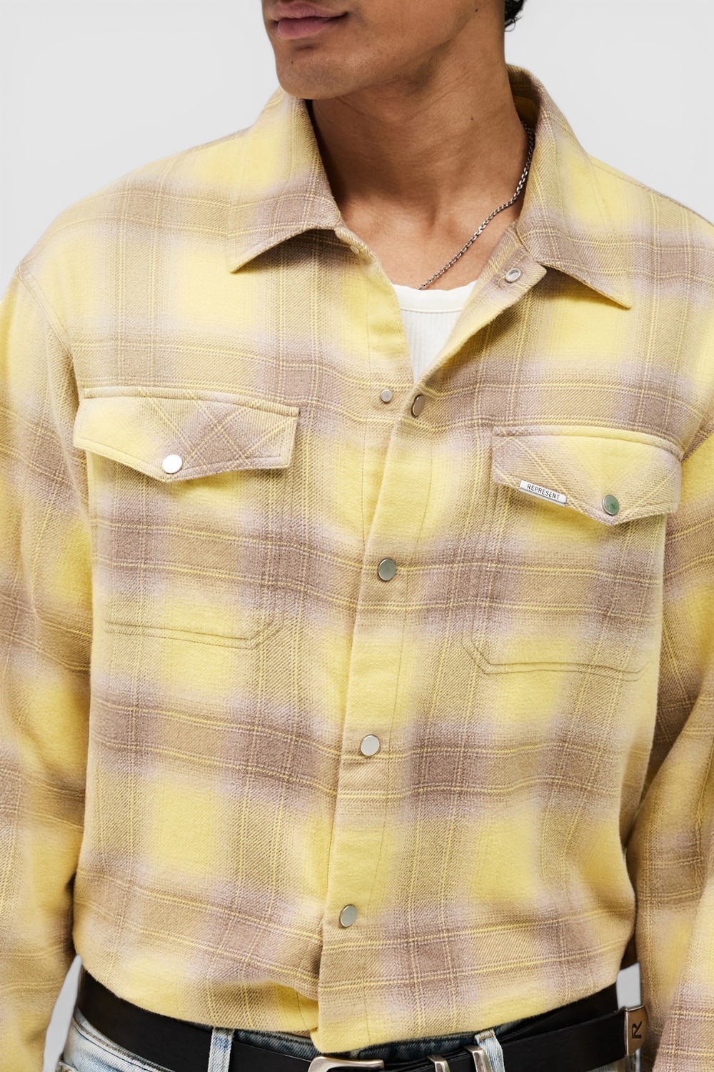 תמונת תקריב דוגמן של חולצה מכופתרת פלנל