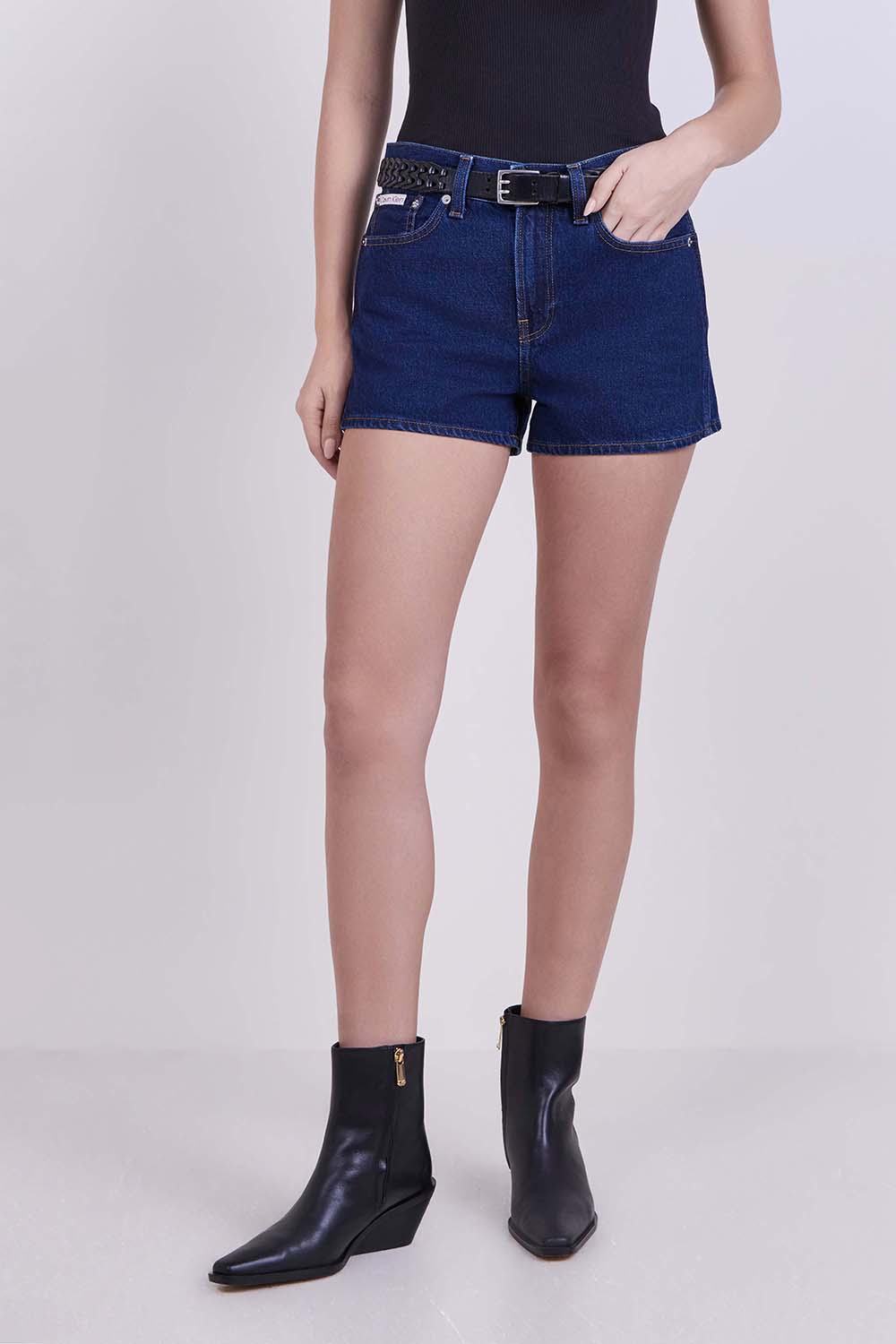 תמונת דוגמן קידמית של מכנסי ג&rsquo;ינס קצרים