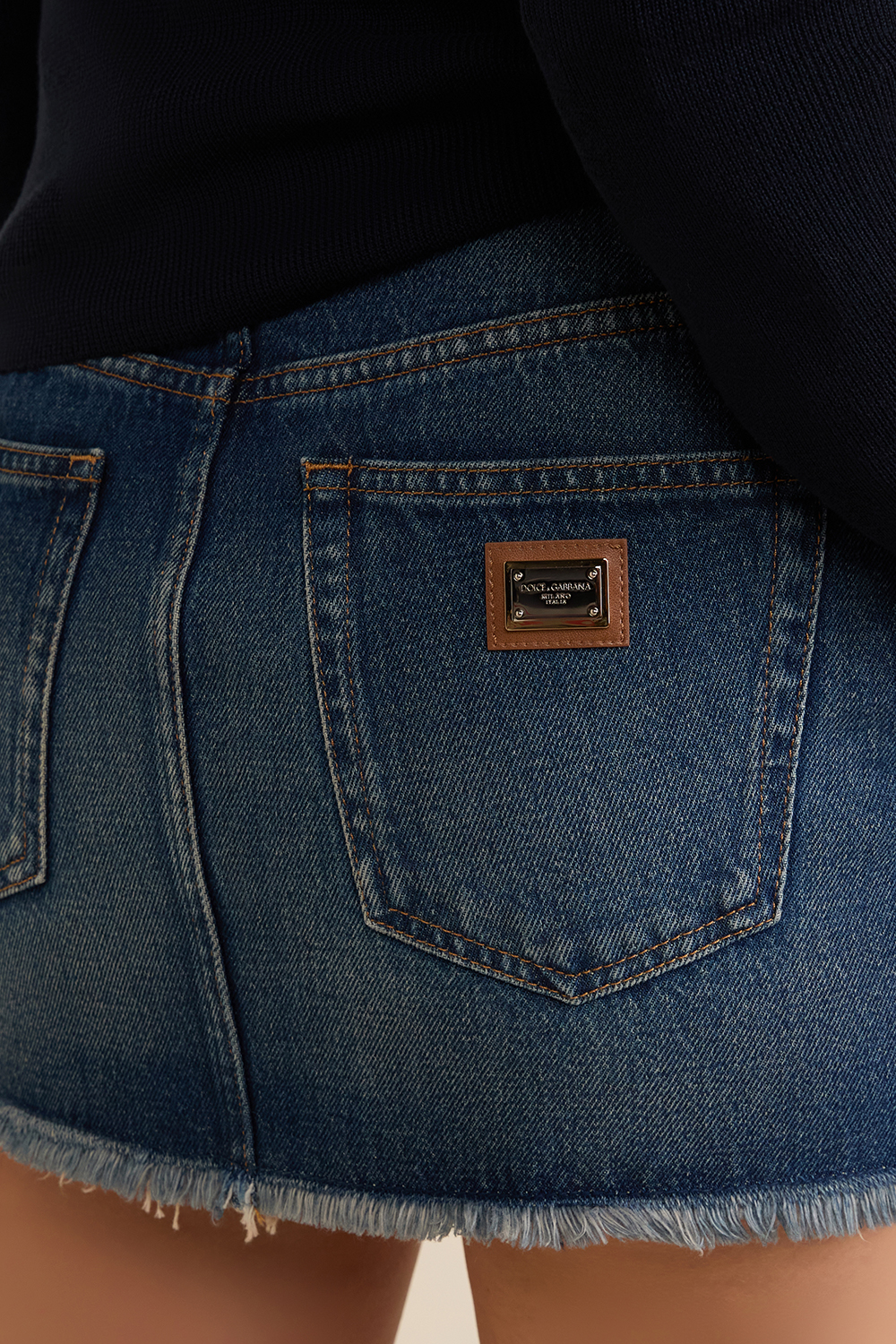 תמונת תקריב דוגמן של חצאית מיני ג'ינס