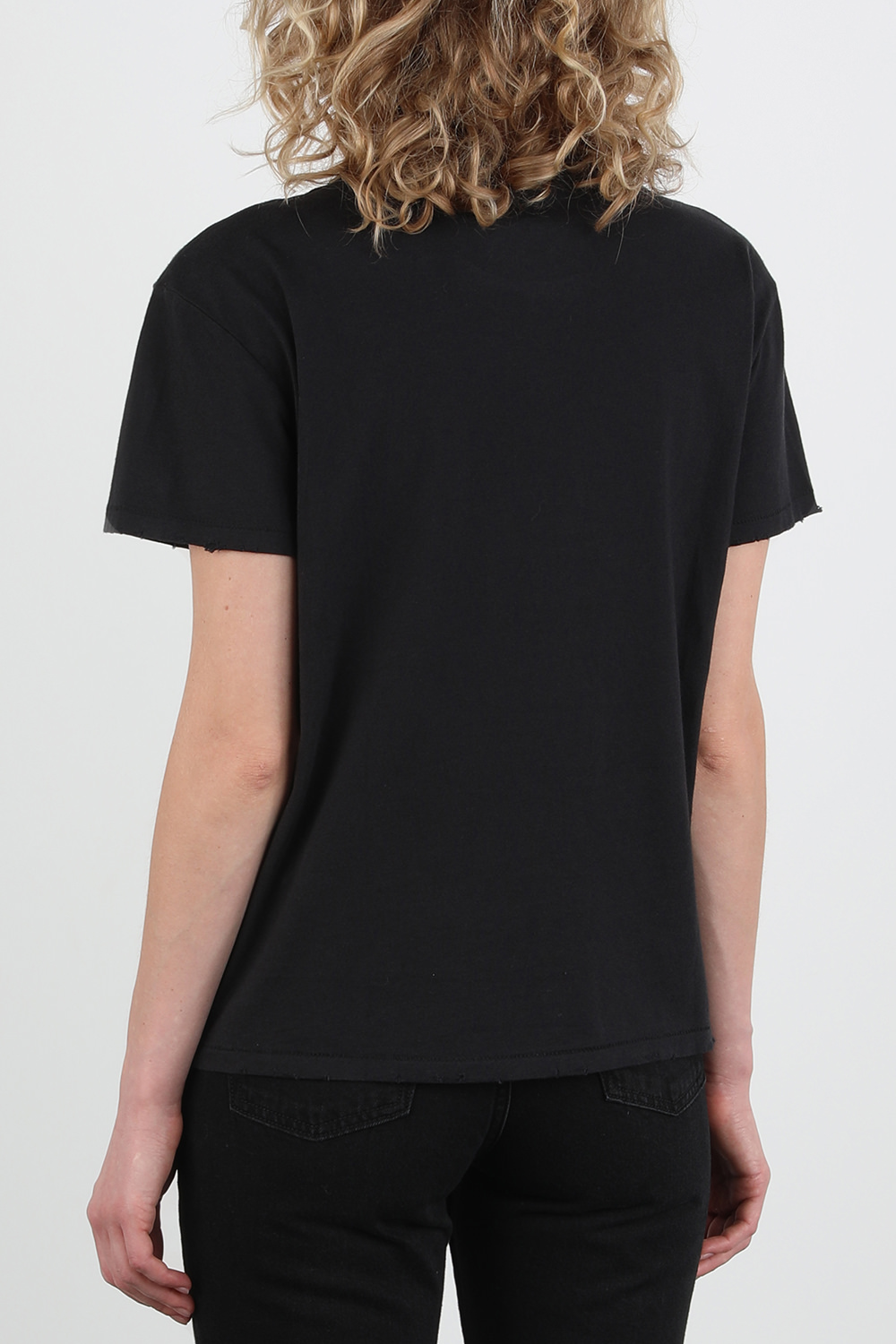 תמונת דוגמן אחורית של חולצת טי שחורה עם לוגו