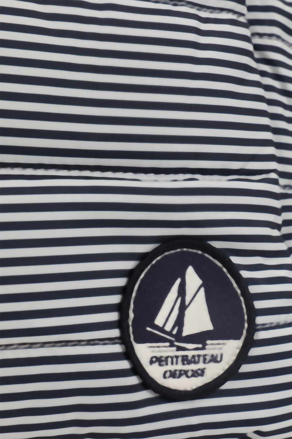 תמונת פנים של תיק החתלה בהדפס פסים