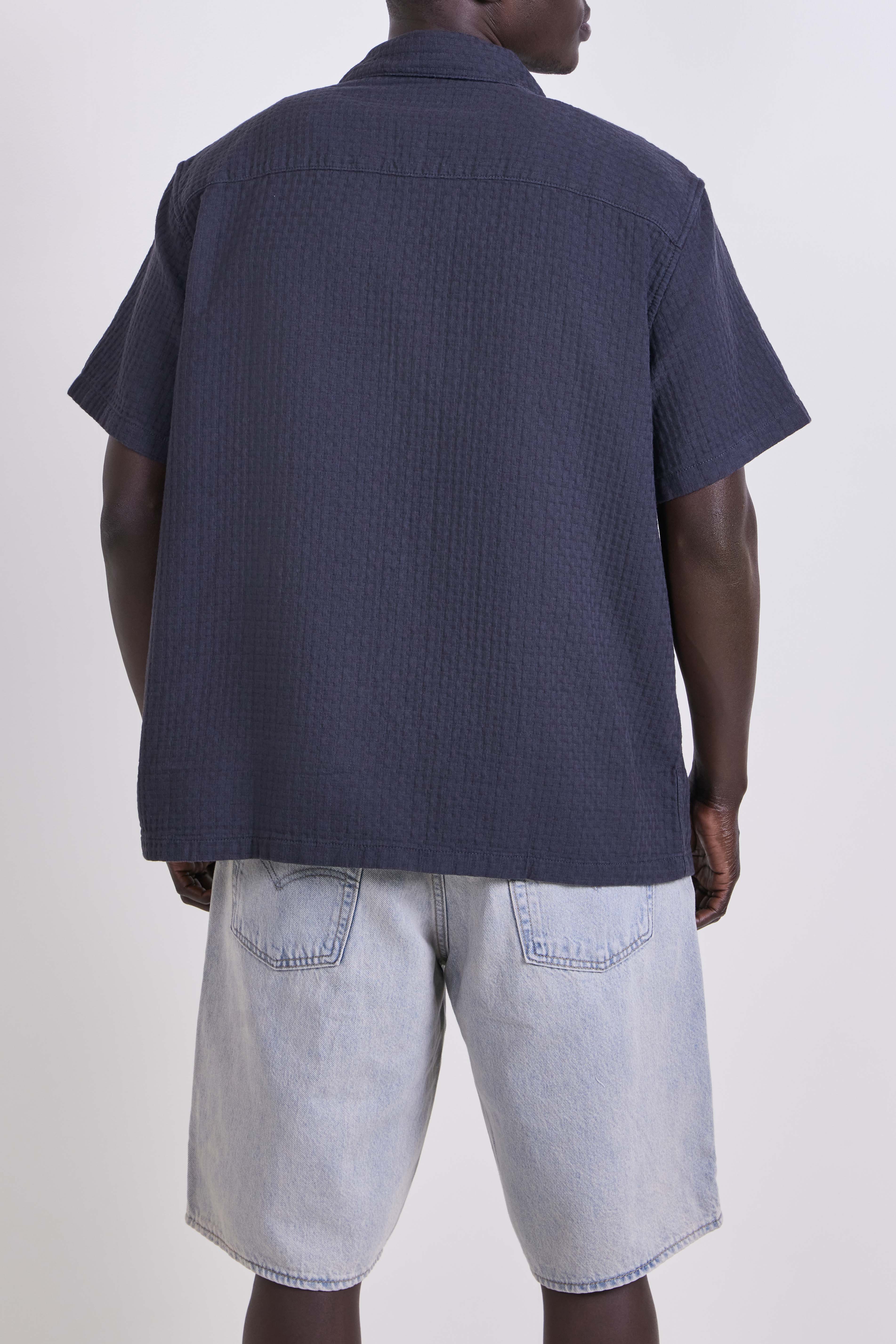 תמונת דוגמן אחורית של חולצה מכופתרת