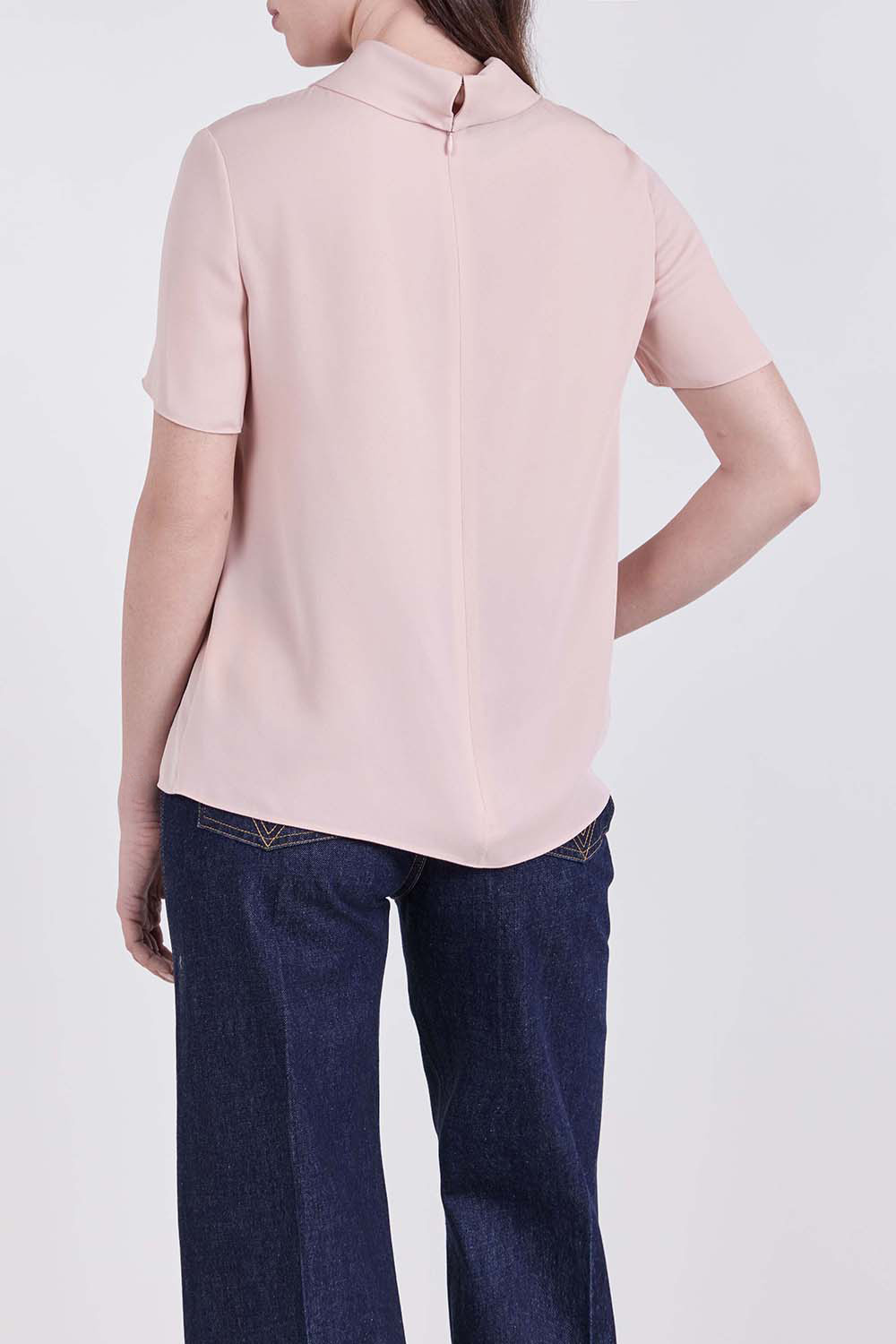 תמונת דוגמן אחורית של חולצת משי