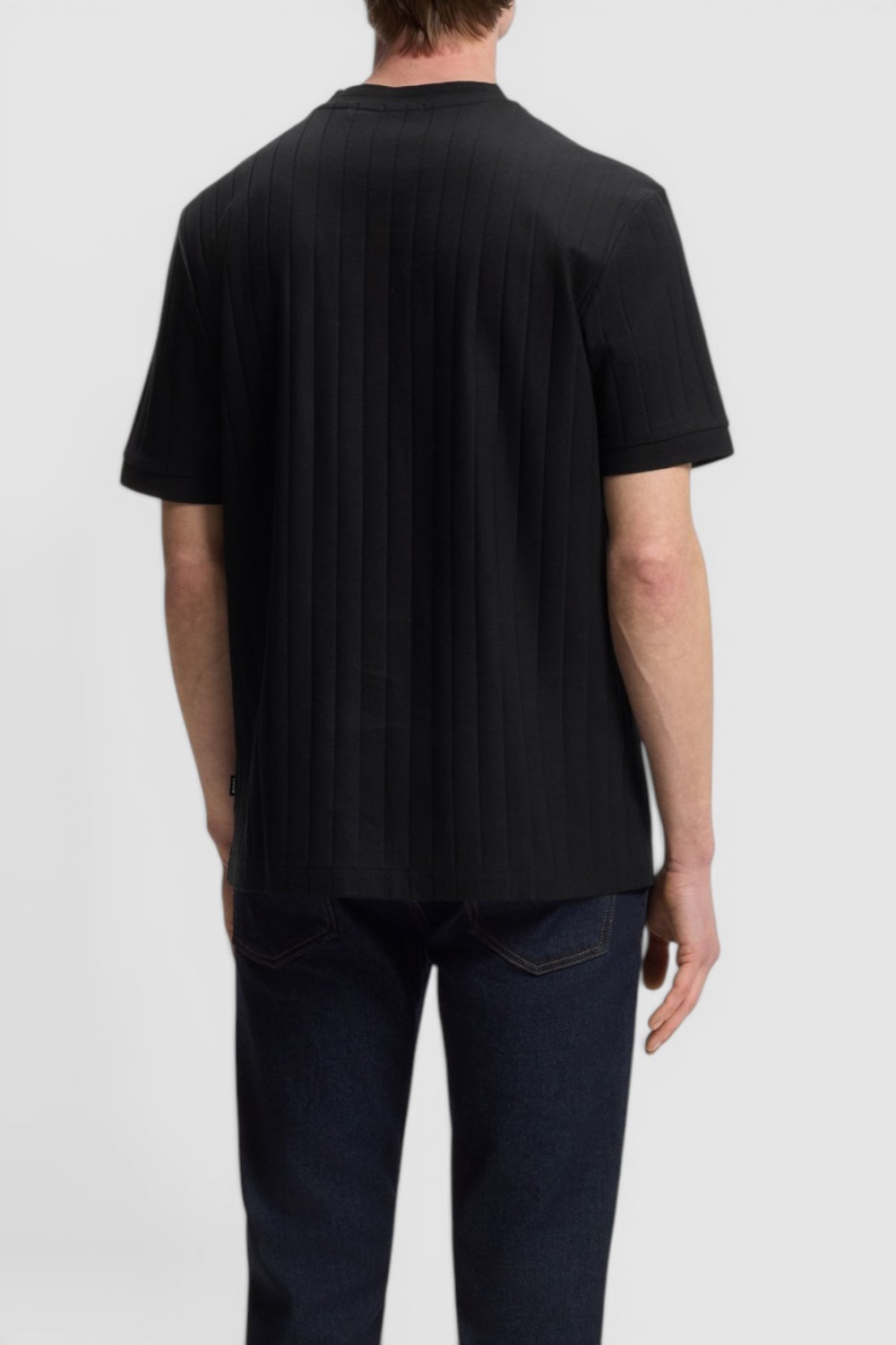 תמונת דוגמן אחורית של חולצת טי בגזרה ישרה