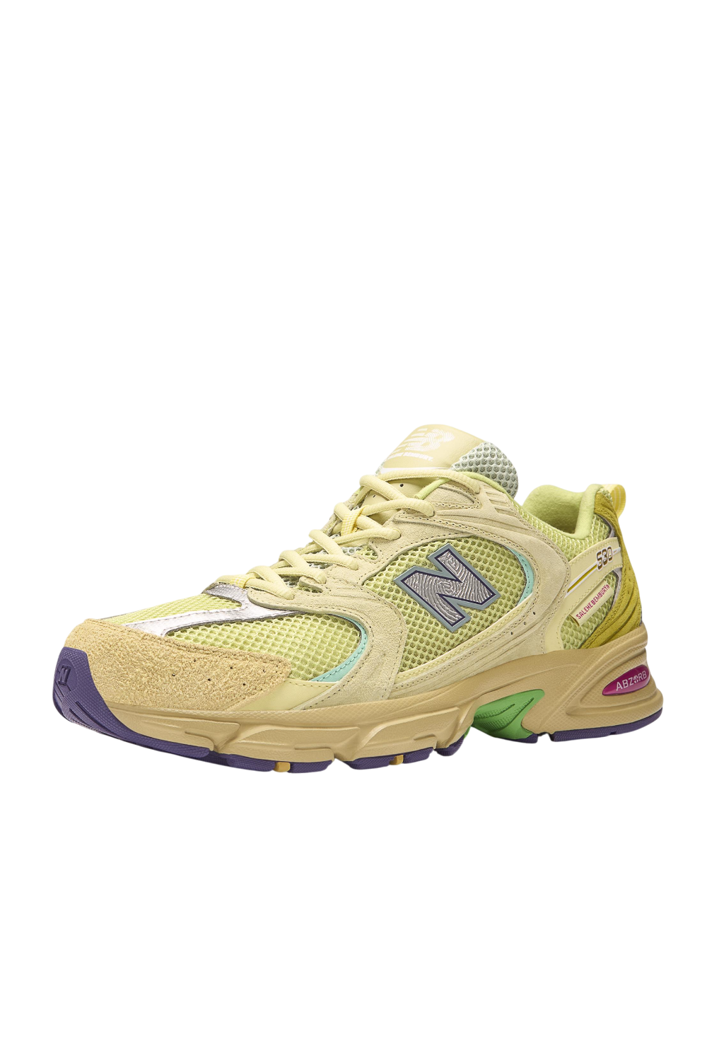 תמונת תקריב של נעלי סניקרס 530