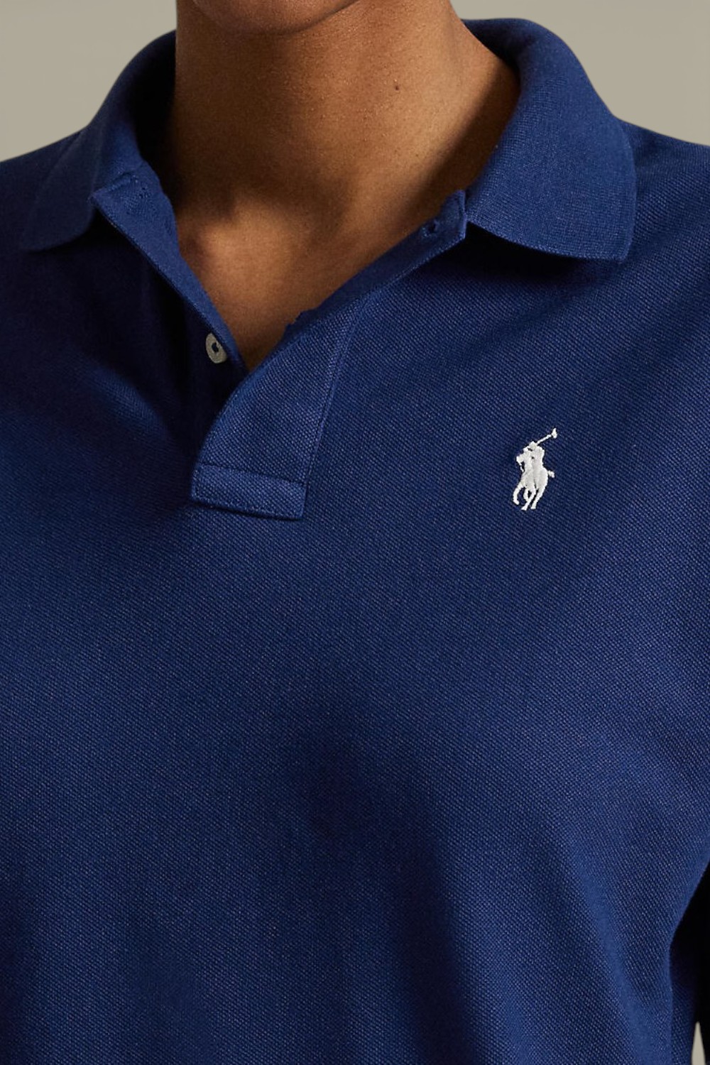 תמונת תקריב דוגמן של שמלת מיני