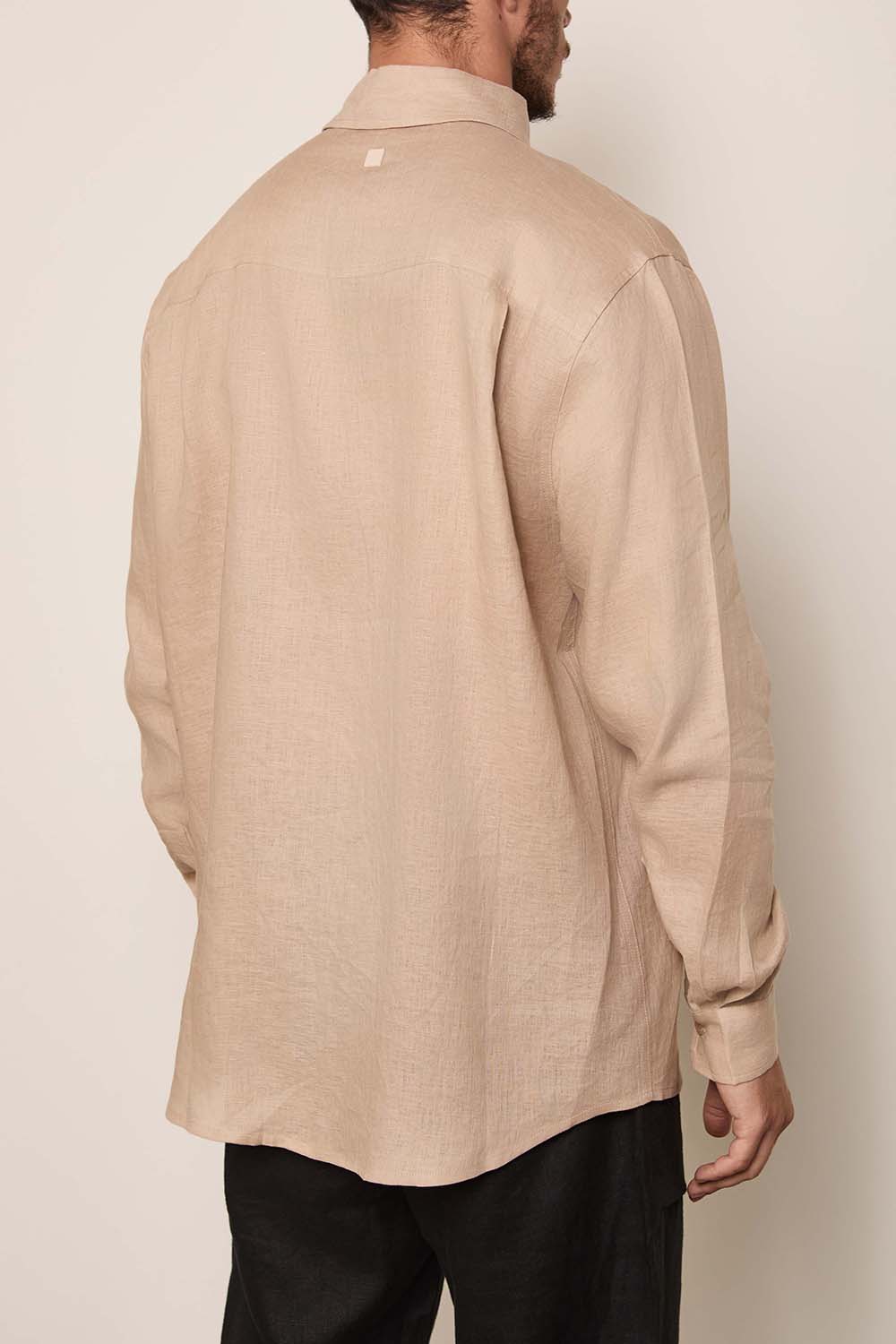 תמונת דוגמן אחורית של חולצה מכופתרת