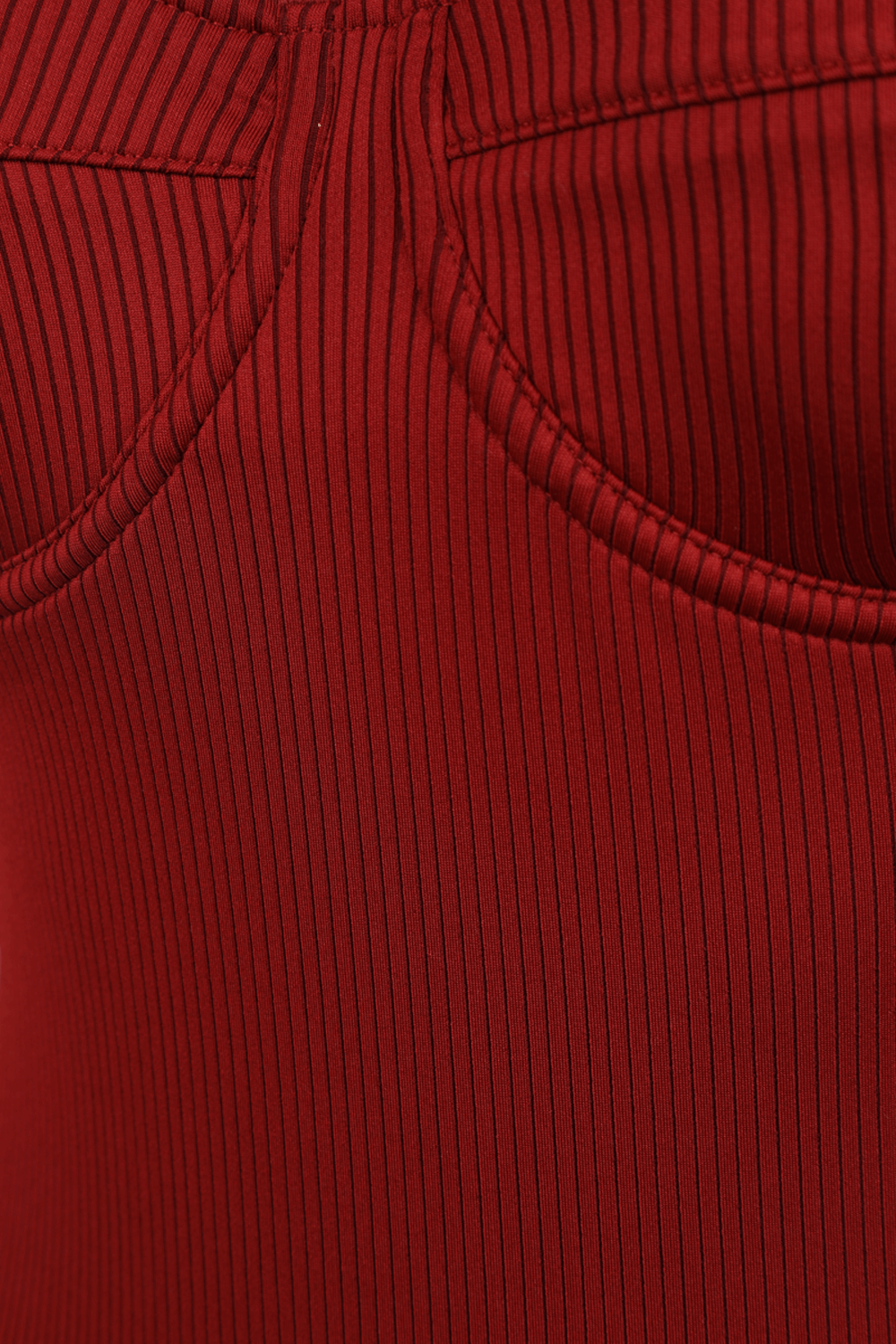 תמונת תקריב של קארדי בי X ריבוק בגד גוף בסריגת ריב בצבע אדום