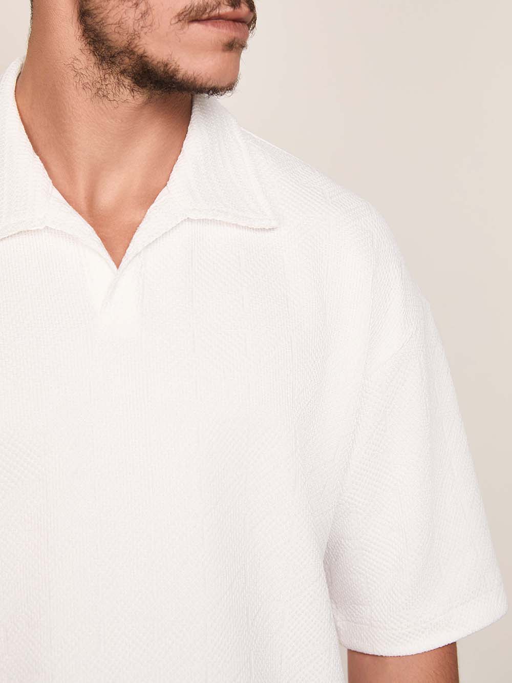 תמונת תקריב דוגמן של חולצת פולו