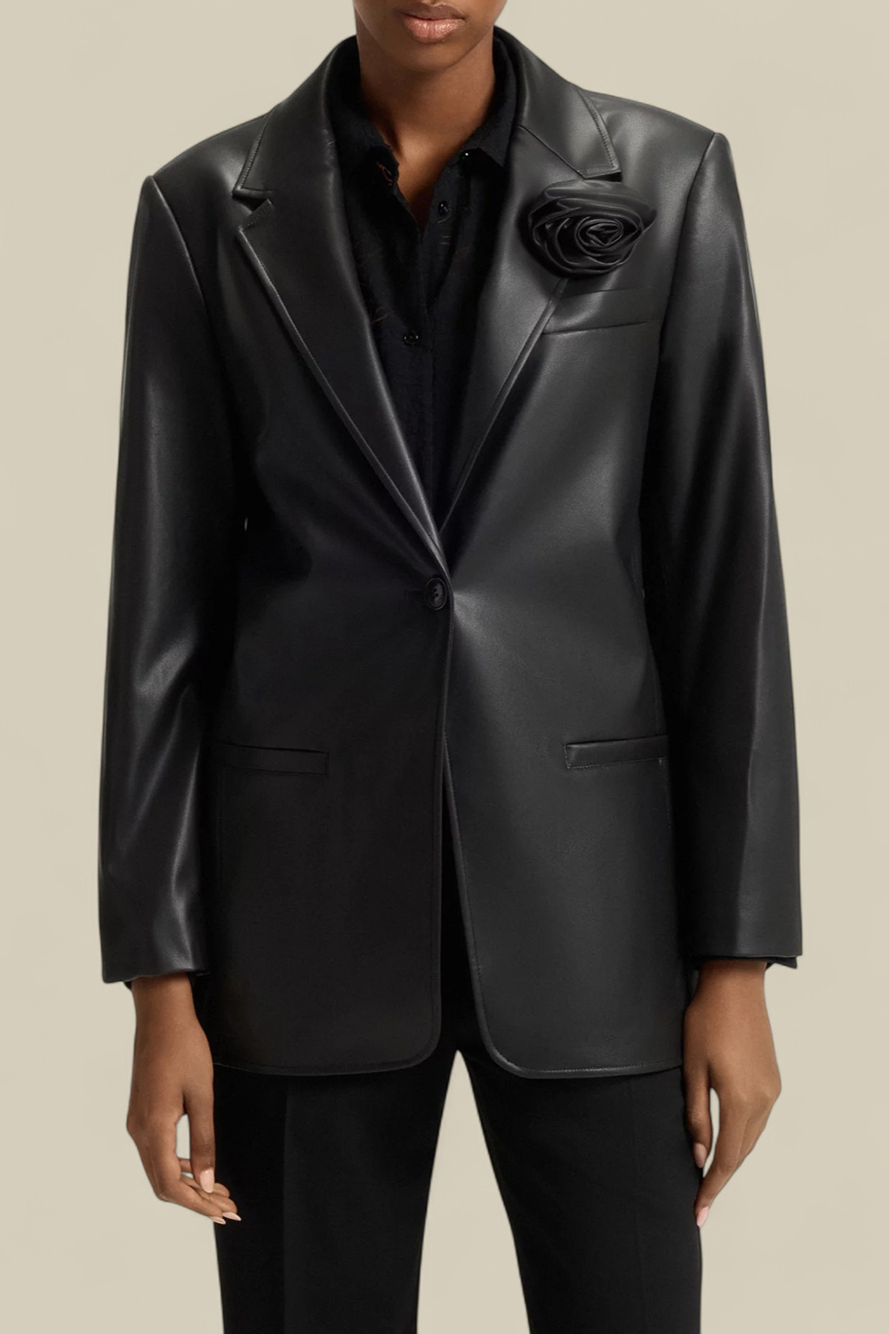 תמונת דוגמן קידמית של בלייזר עור