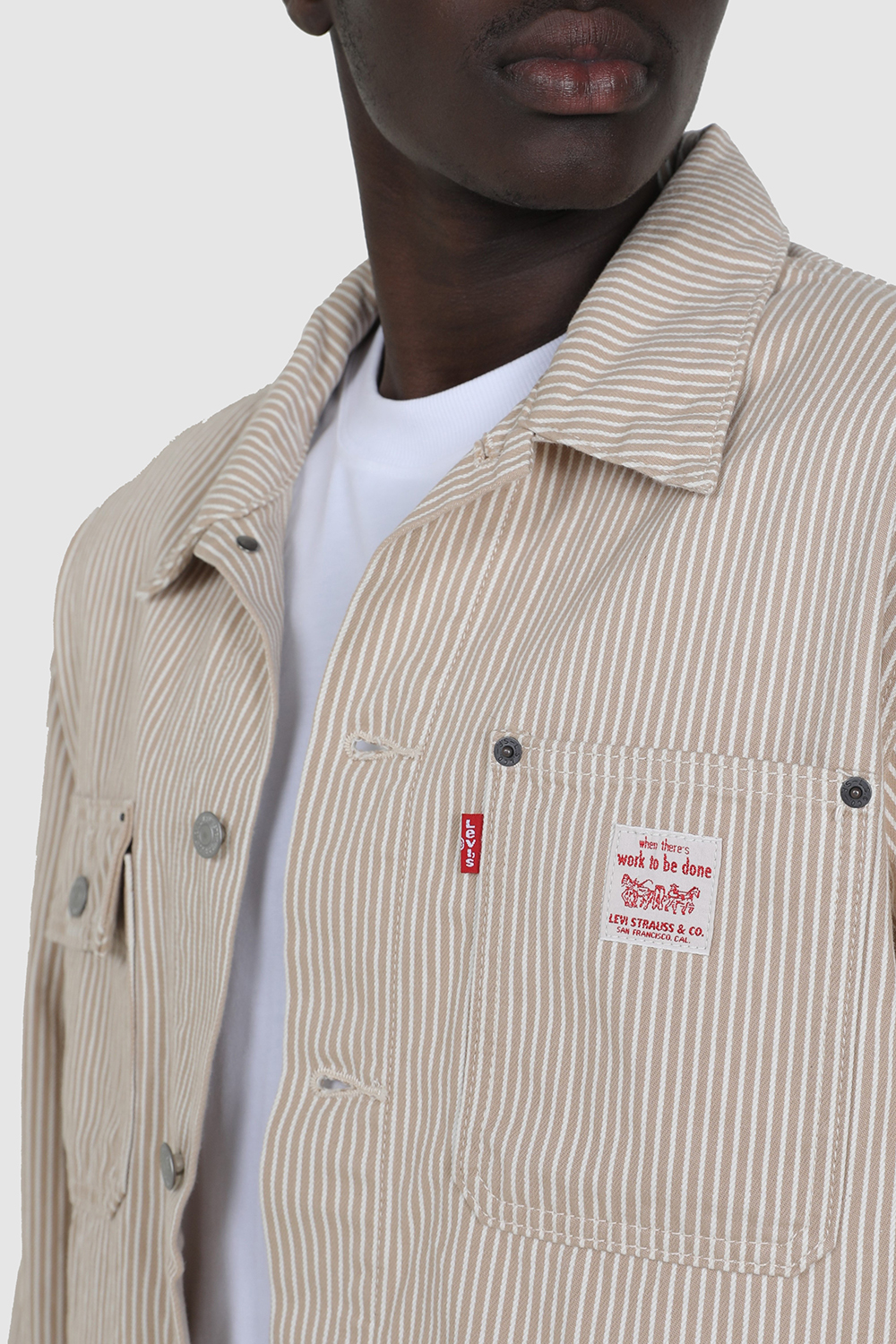 תמונת תקריב דוגמן של ז'קט ג'ינס