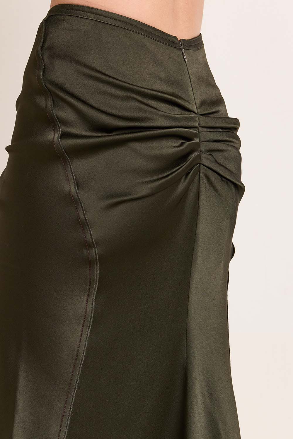 תמונת תקריב דוגמן של חצאית מידי סאטן