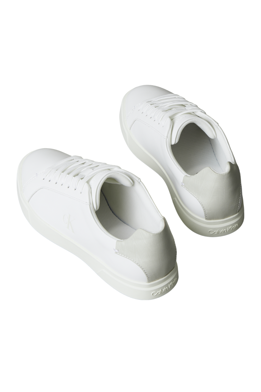 תמונת תקריב של נעלי סניקרס