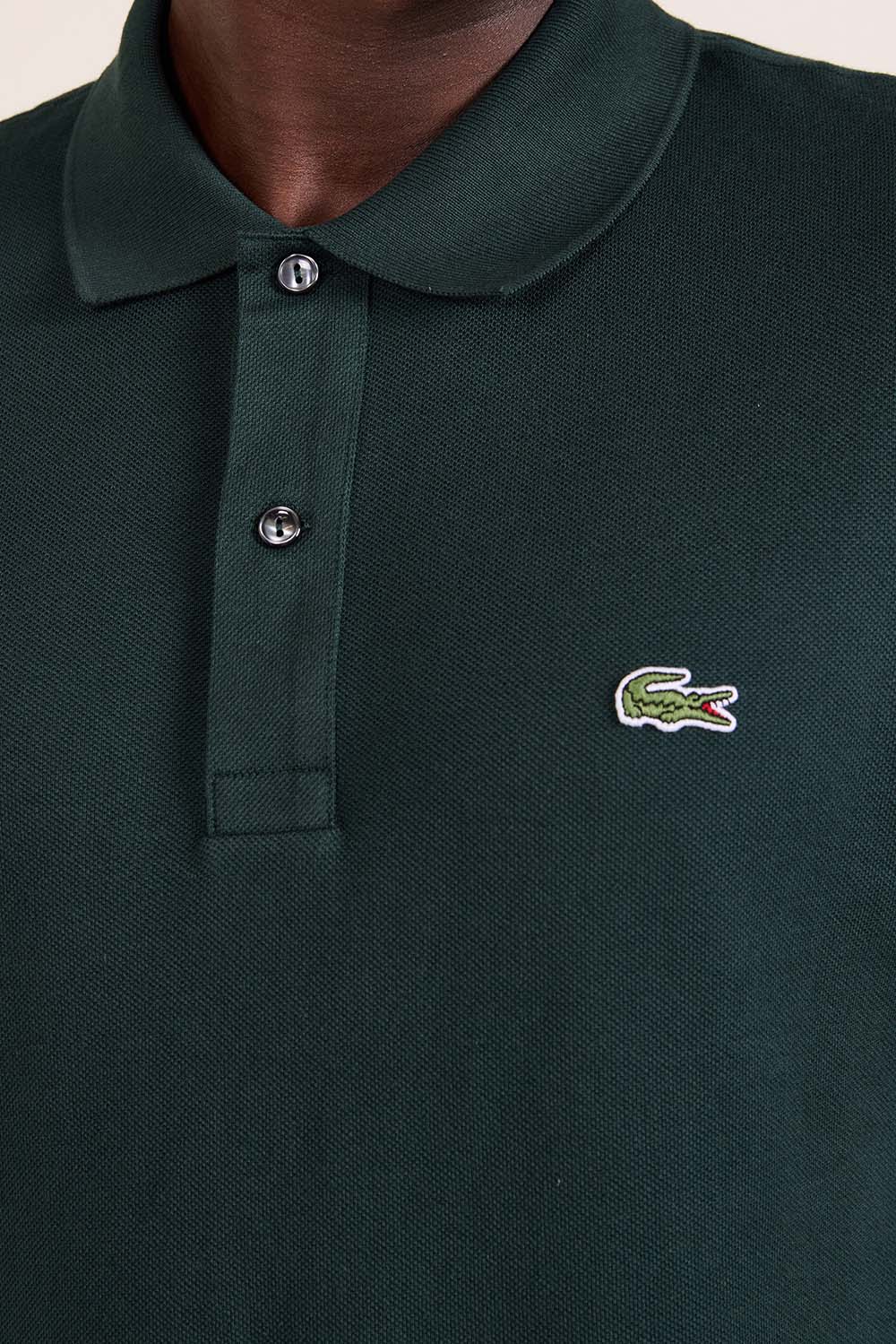 תמונת תקריב דוגמן של חולצת פולו