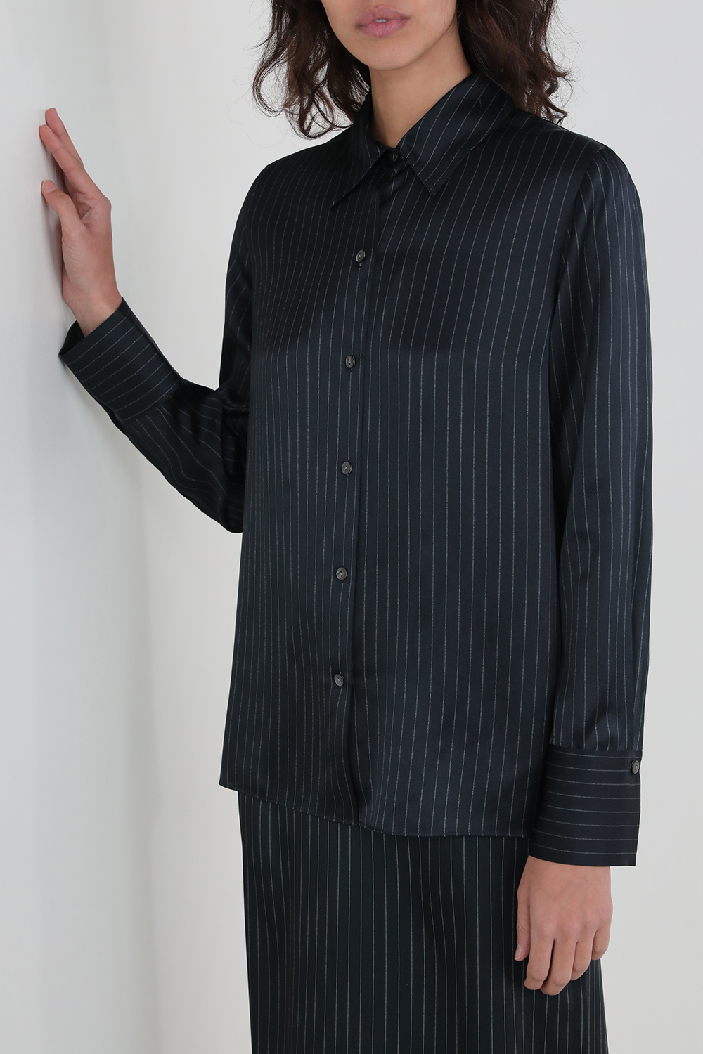 תמונת דוגמן קידמית של חולצה מכופתרת