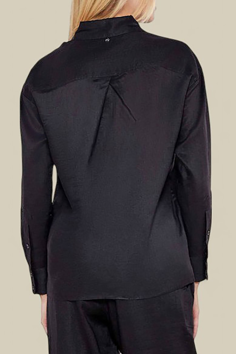 תמונת דוגמן אחורית של חולצת כפתורים