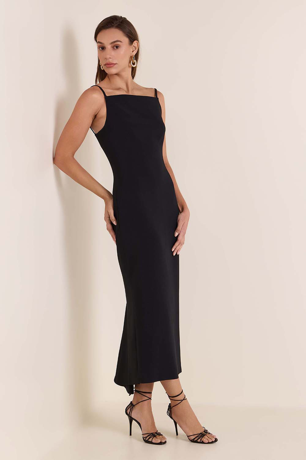 תמונת דוגמן קידמית של שמלת מידי