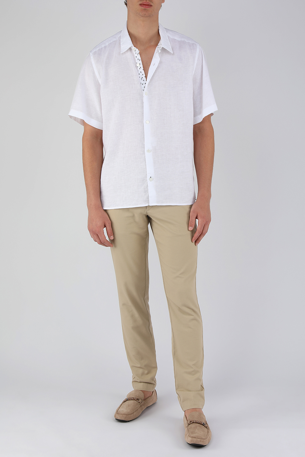 תמונת דוגמן קידמית של נעלי מוקסין מעור זמש עם אלמנט מטאלי