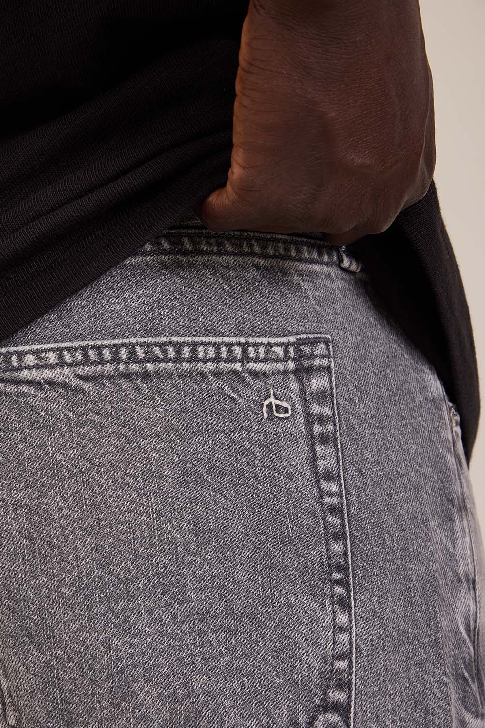 תמונת תקריב דוגמן של מכנסי ג'ינס בגזרה ישרה