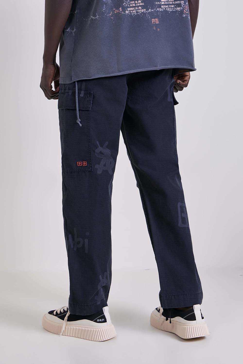 תמונת דוגמן אחורית של מכנסי קרגו